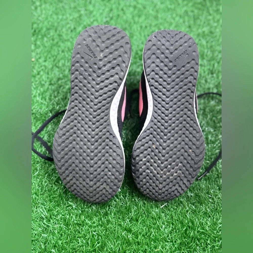Nike Revolution‎ 6 Black Hyper Pink (GS) Size 4Y